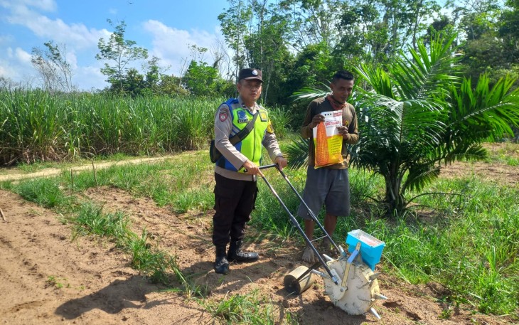 Bhabinkamtibmas Polsek Belitang III Laksanakan Program Ketahanan Pangan I Hektar I Desa Nusa Bakti
