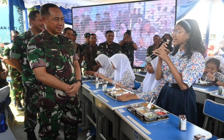 Panglima TNI Jenderal Agus Subiyanto berdialog dengan siswi dalam program MBG di Lanud Adi Soemarmo, Jum'at (26/9)