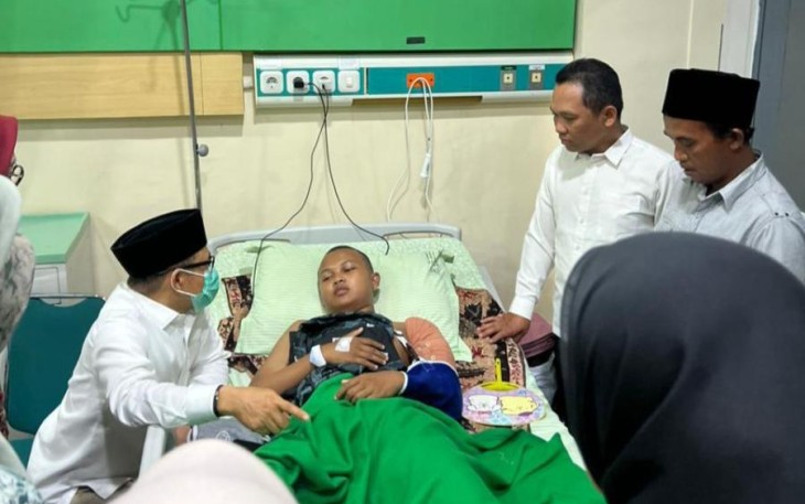 Ketua Umum Partai Kebangkitan Bangsa (PKB) Abdul Muhaimin Iskandar atau yang akrab disapa Gus Muhaimin, mengunjungi lokasi runtuhnya gedung tiga lantai di Pondok Pesantren (Ponpes) Al Khoziny, Buduran, Sidoarjo, pada Kamis (2/10/2025)
