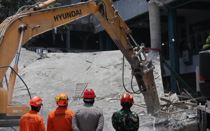 Deputi Bidang Penanganan Darurat BNPB, Mayjen TNI Budi Irawan memimpin sendiri proses pembersihan sisa puing di lapangan