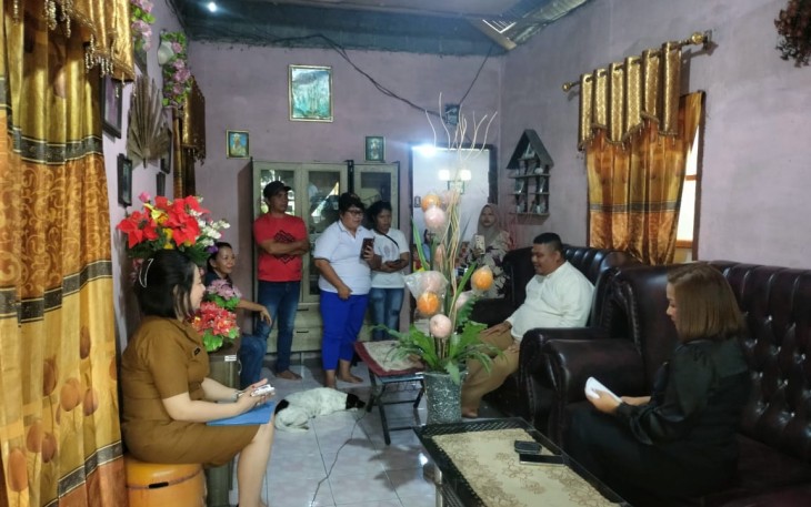Tokoh pemuda Kota Bitung, Richaed Mamuntu bersama Anggota Komisi I DPRD Kota Bitung saat turun ke lokasi dan mendengarkan langsung aspirasi para karyawan CV. Multi Rempah