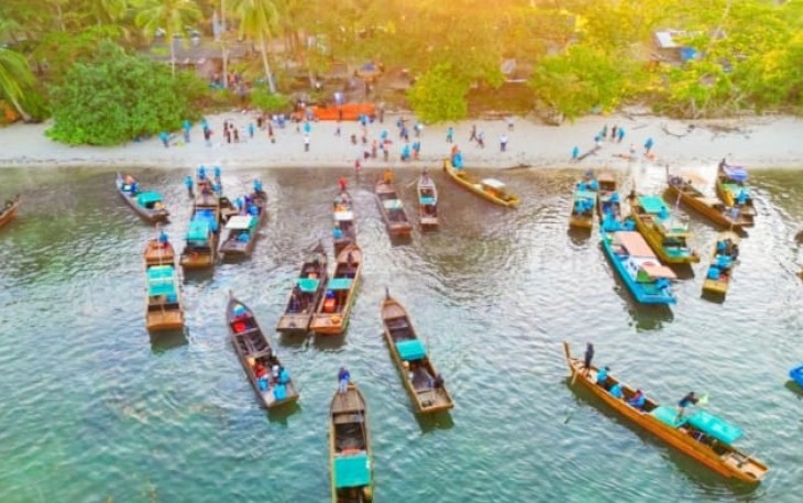 Ratusan Kapal Motor Peserta Kepri Fun Fishing 2025 Dilepas dari Kawasan Pantai Desa Berakit