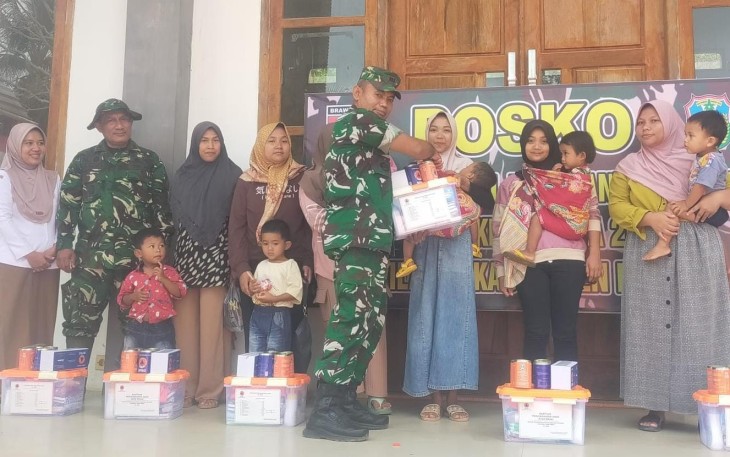 Kapten Arm Razak saat memberikan sembako untuk Anka stunting di lokasi TMMD Kodim Pacitan, Rabu (15/10)