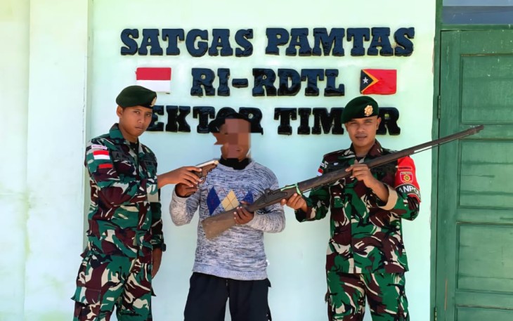 Satgas Pamtas Yonarmed 12 Kostrad menerima senjata rakitan 