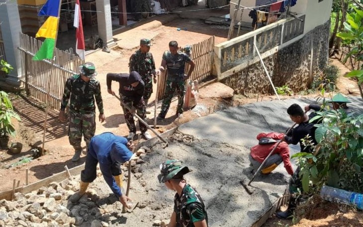 Rabat jalan di dusun Krajan desa Petungsinarang 