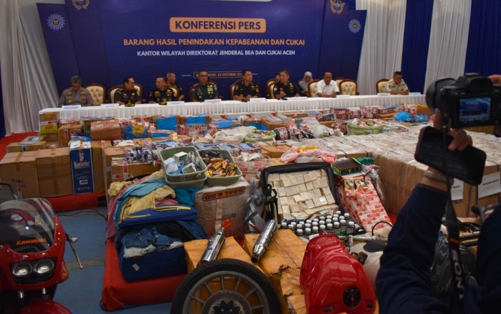 Dirjen Bea Cukai Pimpin Konferensi Pers Capaian Penindakan dan Pemusnahan Barang Ilegal di Aceh