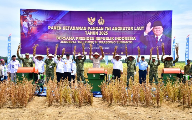 Panglima TNI Jenderal TNI Agus Subiyanto bersama Kepala Staf TNI Angkatan Laut Laksamana TNI Muhammad Ali mendampingi Menteri Pertahanan Republik Indonesia Sjafrie Sjamsoeddin meninjau langsung hasil panen kedelai di lahan pertanian Komplek Pemukiman TNI AL