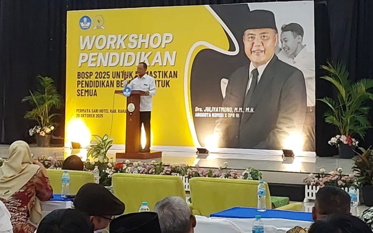 Anggota Komisi X DPR RI, Juliyatmono, saat menjadi keynote speaker dalam acara workshop pendidikan, di Hotel Permatasari Karanganyar, Rabu (29/10/2025)