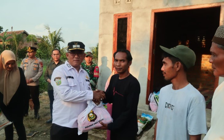 93 Orang Korban Bencana Alam Desa Taraman Jaya Terima Bansos dari Kapolres Oku Timur