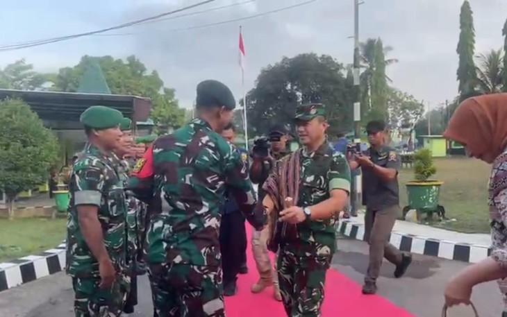 Dansatgas Yonarhanud 2 Kostrad Letkol Arh Endis Fahrul Rizal menyambut kedatangan Pangdam IX/Udy