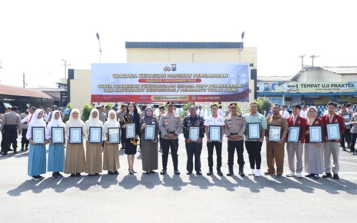 Kapolres Kediri AKBP Bramastyo Priaji foto bersama usai memberikan penghargaan 
