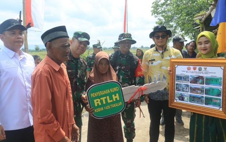 Danrem 141/Tp Brigjen TNI Andre Clift Rumbayan saat menyerahkan kunci RTLH 