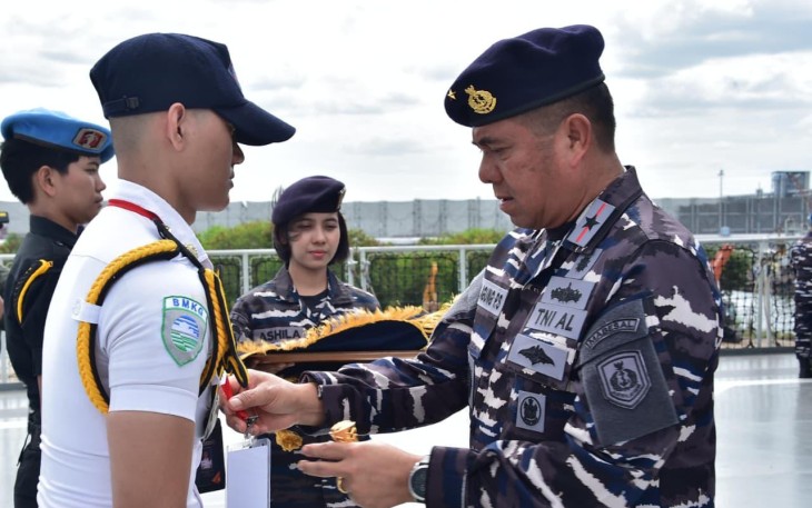Danpusteral Laksma TNI Albertus Agung Priyo Suseno menyematkan peserta Sailing Camp 2025 di atas geladak KRI Semarang-524, Kamis (6/11)