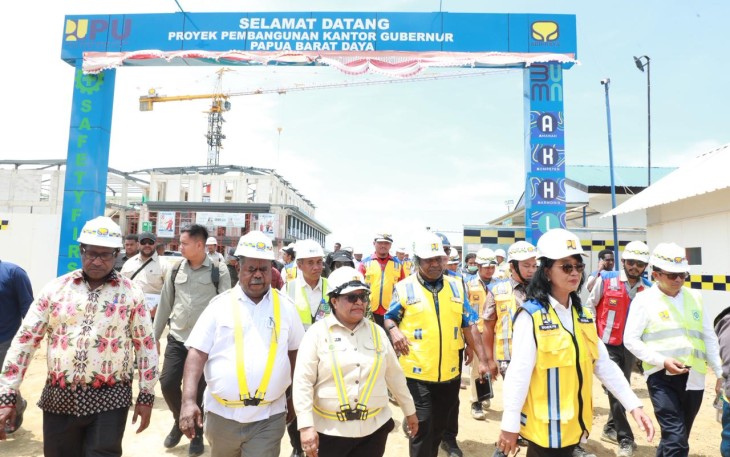 Wakil Menteri Dalam Negeri (Wamendagri) Ribka Haluk meninjau pembangunan Kawasan Pusat Pemerintahan (KPP) Provinsi Papua Barat Daya di Kota Sorong, Jumat (7/11/2025)