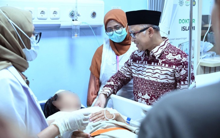 Wamendikdasmen Atip Latipulhayat menjenguk murid SMAN 72 Jakarta korban ledakan, Jum'at (7/11)