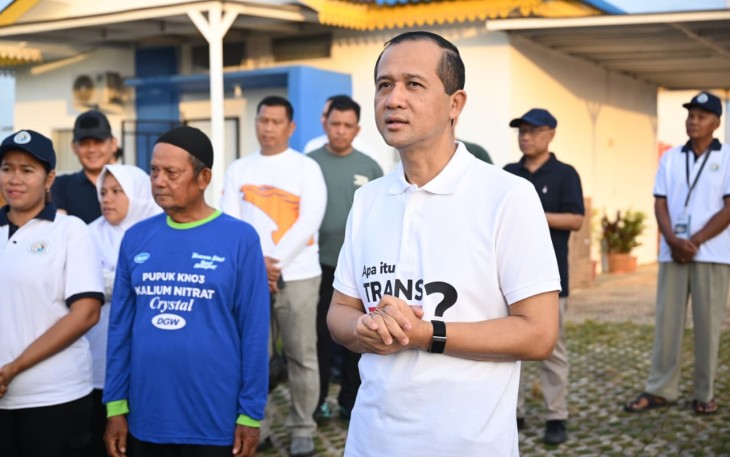 Menteri Transmigrasi M. Iftitah Sulaiman Suryanagara meninjau langsung kesiapan calon transmigran lokal, fasilitas perumahan, dan sarana pendukung kawasan