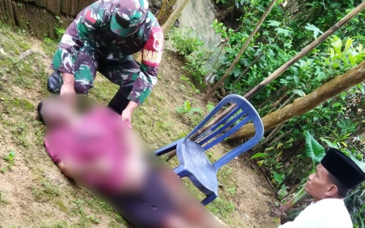 Evakuasi korban gantung diri di wilayah desa binaan 
