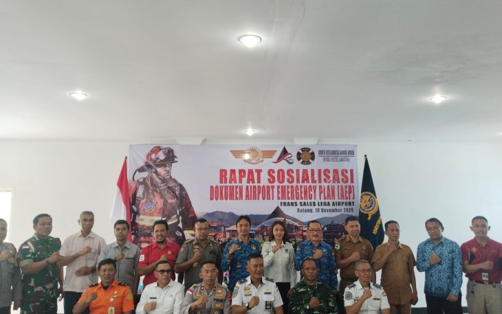 Komite Keamanan Bandar Udara (KKBU) Unit Penyelenggara Bandar Udara (UPBU) Kelas III Frans Sales Lega Ruteng menggelar rapat sosialisasi dokumen Airport Emergency Plan (AEP) di lantai dua kantor bandara, Senin (10/11/2025) 