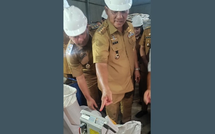 Gubernur Sulawesi Utara, Mayjen TNI (Pur) Yulius Selvanus saat melakukan penimbangan beras yang gudang Bulog Bitung