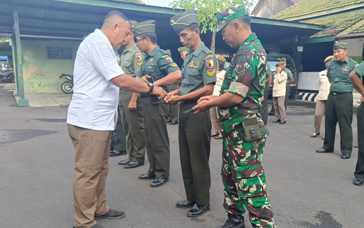 Pengecekan HP prajurit Kodim 0803/Madiun