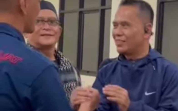 Ketua KONI Kota Depok, Herry Suprianto melepas kontingen Tarung Derajat, Selasa (11/11)