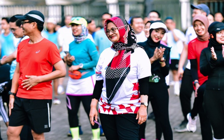 Direktur Utama Telkom Indonesia Dian Siswarini (kanan) dan Direktur IT Digital Telkom Faizal Rochmad Djoemadi (kiri) saat melakukan warming up pada acara “Ayo Berlari Road to Earth Mission Mangrove Chapter,” di Gelora Bung Karno (GBK), Jakarta pada Jumat, (21/11)