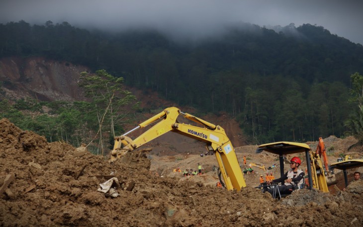 Sejumlah alat berat dikerahkan dalam operasi pencarian korban longsor di Desa Pandanarum, Kecamatan Pandanarum, Kabupaten Banjarnegara, Provinsi Jawa Tengah, Sabtu (22/11)