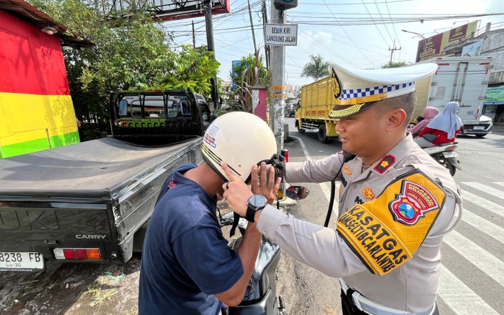 Satlantas Polresta Malang Kota Polda Jawa Timur (Jatim) terus menggencarkan edukasi keselamatan berlalu lintas selama Operasi Zebra Semeru 2025