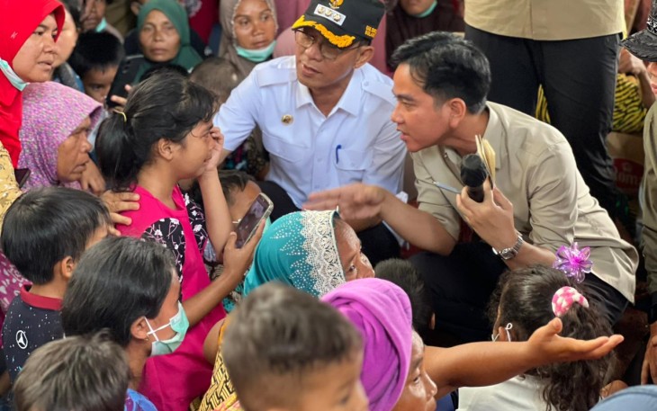Wapres Gibran saat berdialog dengan warga korban bencana banjir bandang dan tanah longsor di Kabupaten Tapanuli Tengah, Kamis (4/12)