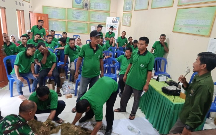 Babinsa Koramil Sine Lakukan Pendampingan Tehnologi Tepat Guna Pengolahan Pakan Ternak. 