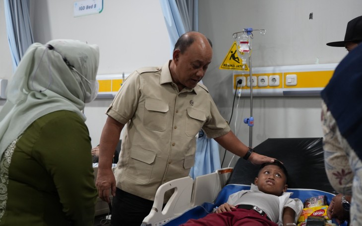 Kepala BGN Dadan Hindayana Saat mengunjungi korban 