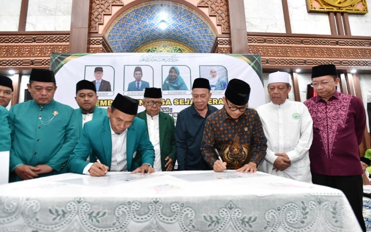 Menteri Desa dan Pembangunan Daerah Tertinggal (Mendes PDT) Yandri Susanto menghadiri Gerakan Nasional Pengentasan Buta Aksara Al-Quran di lingkungan Masjid dan Majelis Ta'lim yang digagas Lembaga Pembelajaran Qiroatil Qur'an (LPQQ) Indonesia di Masjid Agung Syekh Quro, Karawang, Sabtu (20/12/2025)