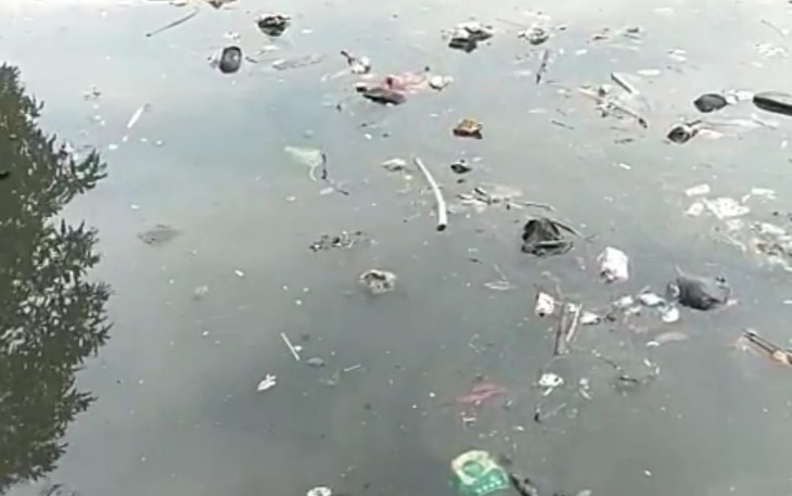 Penampakan sampah di permukaan Situ Bahar Cilodong Kota Depok 