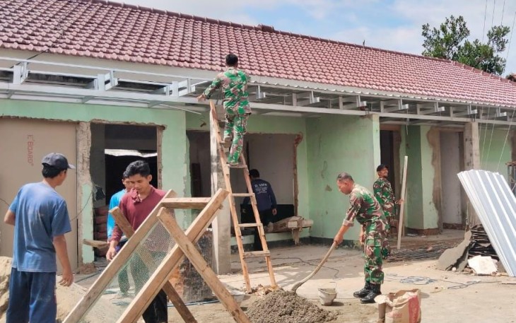 Penuh Semangat Para Anggota Saat Mulai Renovasi Kantor Makoramil 0801/06 Bandar
