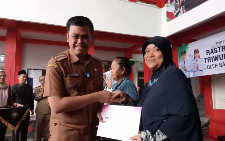Walikota Blitar Syauqul Muhibbin Serahkan Bantuan Rastrada Tahap Dua Secara Non Tunai