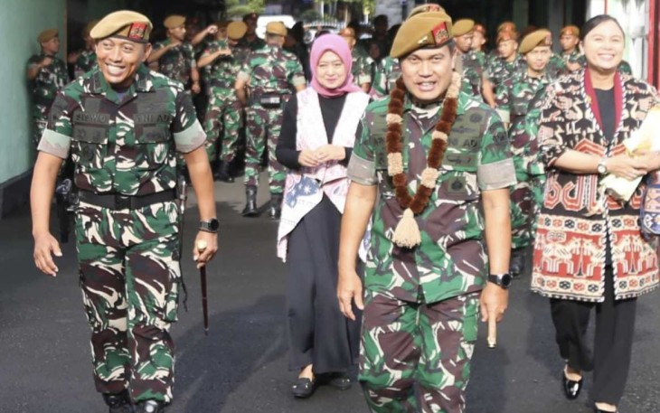 Danmenarmed 2 Kostrad Kolonel Arm Siswo Budiarto saat mendampingi kunjungan kerja Danpussenarmed Mayjen TNI Agus Hadi Waluyo di Mako Menarmed 2 Kostrad, Malang, Rabu (15/1)