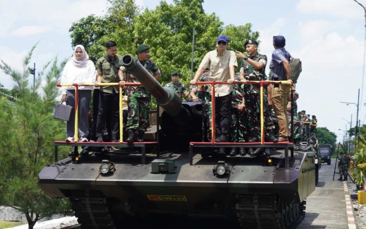 Mentrans M Iftitah Sulaiman Suryanagara menaiki tank Leopard di Yonkav 8/NSW, Pasuruan, Minggu (19/1) 