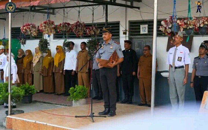 Karutan Pangkalan Brandan Erwin Siregar Pimpin Upacara Bendera di SMA Negeri 1 Babalan.