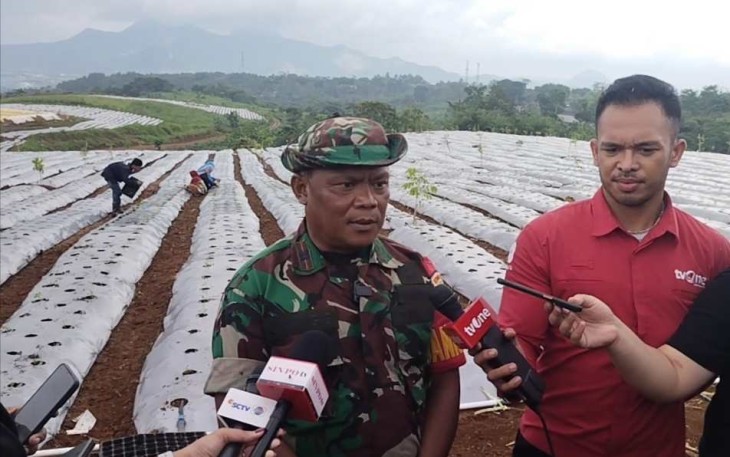 Danramil 1903/Darangdan Lettu Kav Unang Sunarya memberikan keterangan kepada awak media di lokasi, Kamis (6/2)