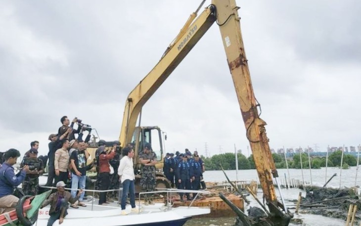 Pembongkaran pagar laut di Kabupaten Bekasi