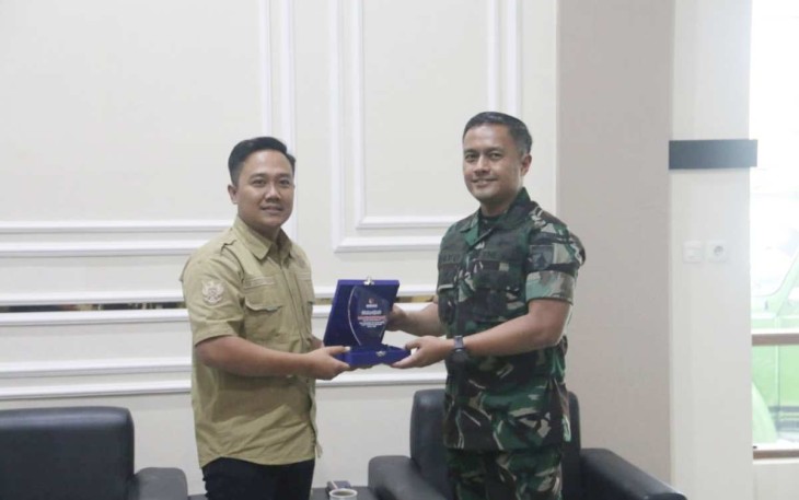 Dandim 0803/Madiun Letkol Kav Widhi Bayu Sudibyo menerima penghargaan 