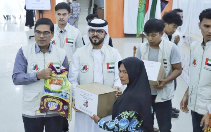 Penyaluran bantuan paket sembako Yayasan Khalifa bin Zayed Al Nahyan, UEA di Aceh, Kamis (27/2)