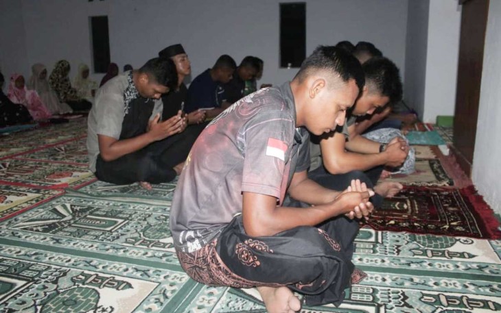 Sholat tarawih berjamaah 