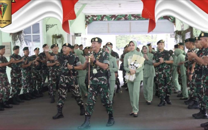 Pangkostrad Letjen TNI Mohammad Fadjar disambut prajurit Menarmed 2 Kostrad 