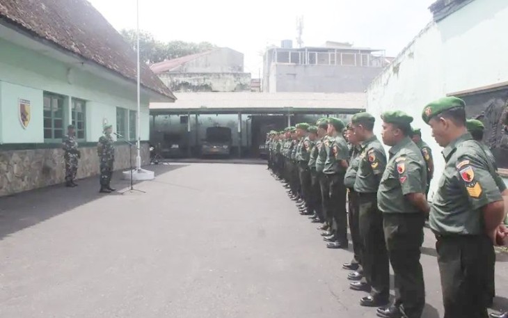 Dandim 0833/Kota Malang Letkol Arm Aris Gunawan saat melepas prajuritnya cuti lebaran, Kamis (27/3)