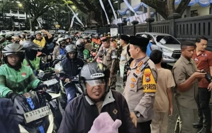 Bagikan takjil pengendara motor 