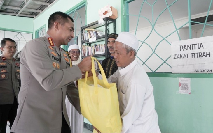 Kapolres Metro Jakbar Kombes Pol Twedi Aditya Bennyahdi memberikan bingkisan