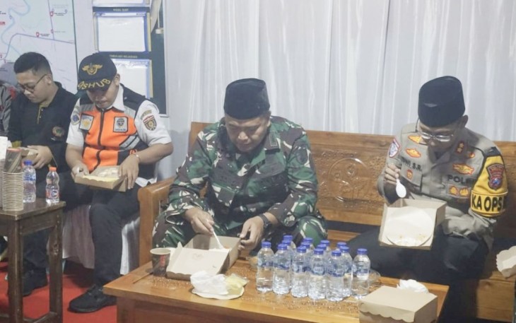 Dandim 0805/Ngawi Letkol Arh Setu Wibowo saat sahur bersama Forkopimda di Pos PAM Lebaran, Sabtu (29/3)