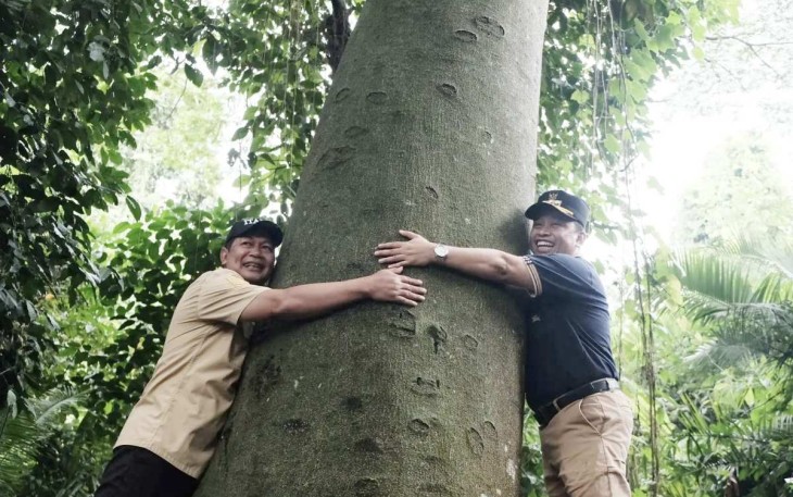 Wali Kota Depok, Supian Suri (kanan) bersama Kepala DLHK Depok, Abdul Rahman (kiri) saat memeluk salah satu pohon terbesar yang ada di Cagar Alam Pancoran Mas.