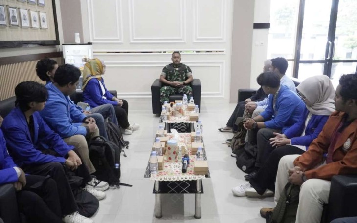 Dandim 0803/Madiun Letkol Kav Widhi Bayu Sudibyo bersama BEM se-Madiun